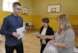 Uczeń odbiera gratulacje