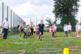 Dzieci uczestniczące w konkurencjach sportowych 