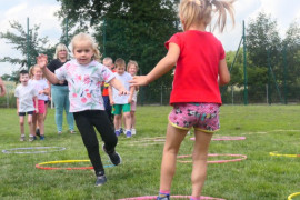 Dziewczynki skaczące przez hula-hop
