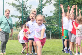 Grupa dzieci podczas zawodów sportowych 