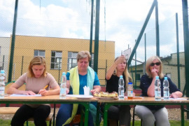 Cztery panie siedzące za stolikiem - członkinie jury 