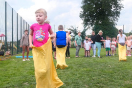 Dziewczynki podczas konkurencji sportowej 
