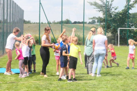 Dzieci i dorośli na boisku sportowym 