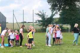 Dzieci na boisku sportowym 