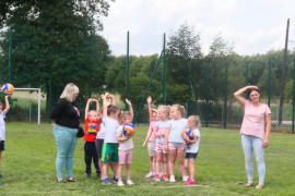 Dzieci i dorośli na boisku sportowym 