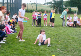 Dziewczynka podczas zawodów sportowych 