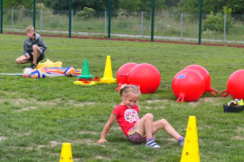 Dziewczynka podczas zawodów sportowych 