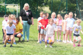 Grupa dzieci podczas zawodów sportowych 