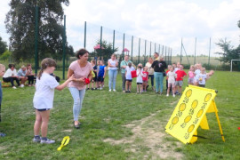 Dziewczynka rzucająca woreczkiem do celu 