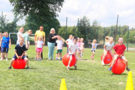 Dzieci skaczące na piłkach 