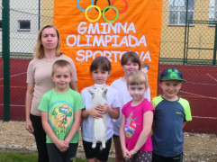 Grupa dzieci i osoba dorosła 