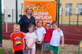 Grupa dzieci i osoba dorosła 