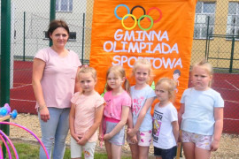 Grupa dzieci i osoba dorosła 