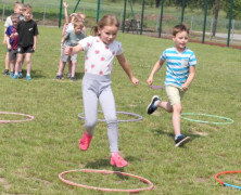 Dziewczynka i chłopiec uczestniczą w zawodach sportowych 