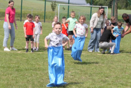 Konkurencja sportowa - dzieci biegną w workach 