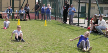 Dzieci podczas wykonywania konkurenci sportowej