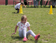 Dziewczynka podczas wykonywania konkurencji sportowej 