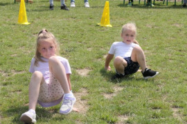 Dwie dziewczynki podczas zawodów sportowych 