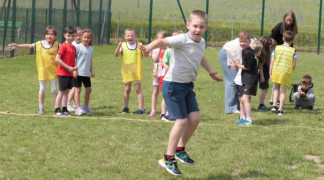 Dzieci podczas zawodów sportowych 