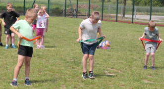 Dzieci podczas konkurencji sportowych - przekładanie szarf