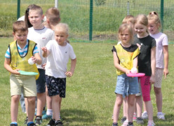 Grupa dzieci podczas zawodów sportowych 