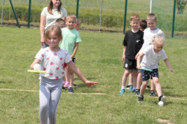 Dzieci uczestniczą w konkurenci sportowej 