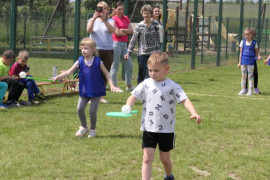 Dzieci uczestniczą w konkurenci sportowej 