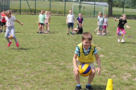 Dzieci podczas konkurenci sportowej 
