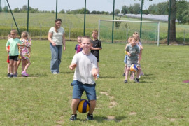 Dzieci podczas konkurenci sportowej 