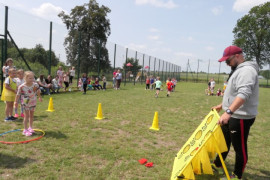 Dzieci rzucają woreczkami do celu 