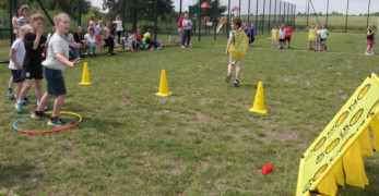 Dzieci rzucają woreczkami do celu 