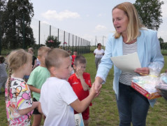 Kobieta wręcza dyplom chłopcu 
