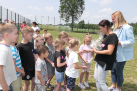 Kobiety wręczają dzieciom upominki 