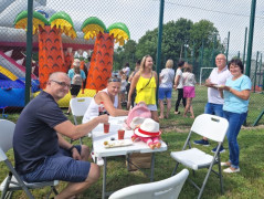 Grupa osób - uczestnicy rodzinnego pikniku 