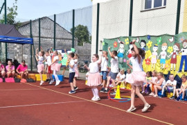 Grupa dzieci podczas występów na rodzinnym pikniku 