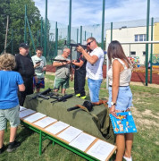 Militarne stoisko wystawiennicze podczas pikniku 