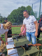 Mężczyzna przy stoisku wystawienniczym z militariami