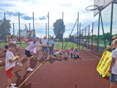 Zabawy sportowe - rzut piłeczką do celu