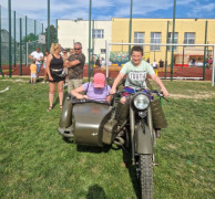 Chłopiec uczestniczący w pikniku rodzinnym, którego jedną z atrakcji była przejażdżka wojskowym pojazdem 