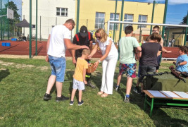 Dzieci i dorośli podczas wspólnej zabawy