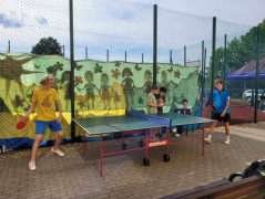 Dwóch chłopców podczas gry w ping-ponga