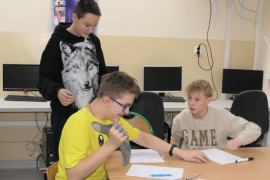 Uczniowie podczas zajęć lekcyjnych 