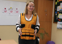 Kobieta podczas przymierzania kombinezonu geriatrycznego 