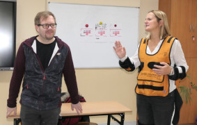 Kobieta i mężczyzna. Kobieta ma na sobie kamizelkę geriatryczną 