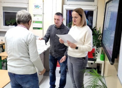 Mężczyzna z rąk kobiety odbiera certyfikat