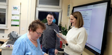Dwie kobiety i mężczyzna stoją obok siebie