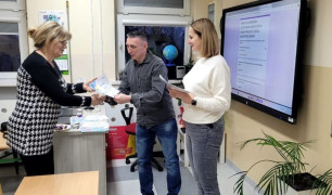 Kobieta odbiera certyfikat potwierdzający ukończenie kursu