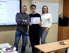 Kobieta, mężczyzna i chłopak. Chłopak trzyma w ręku certyfikat