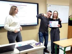 Kobieta, mężczyzna i nastolatka. Dziewczynka trzyma w ręku certyfikat