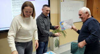 Moment wręczania certyfikatu mężczyźnie 